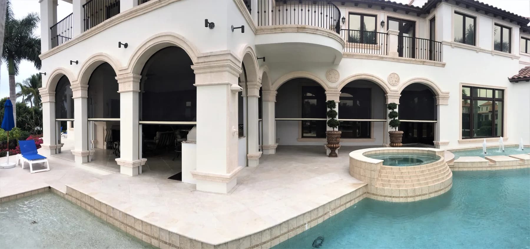 Coastal patio with a Progressive motorized retractable screen